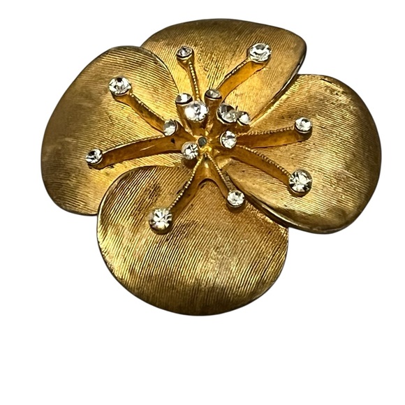 vintage Jewelry - Vintage goldtone flower brooch with rhinestone accents